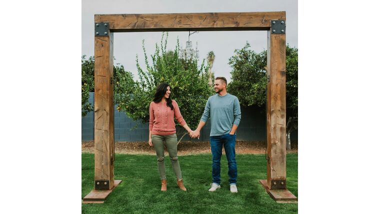 Rustic Wood Frame Arch – 10′ x 10′ | Rental