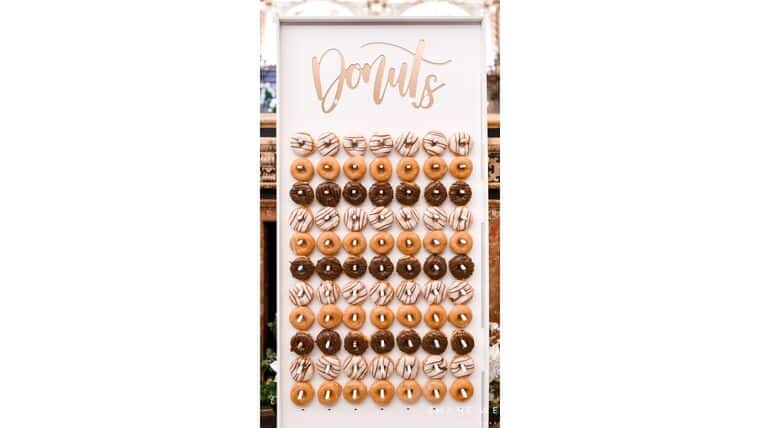 2′ x 4′ White Wood Donut Wall | Rental