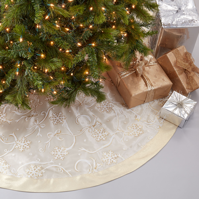 XJ366 Printed Snowflake And Ribbon Tree Skirt | Rental